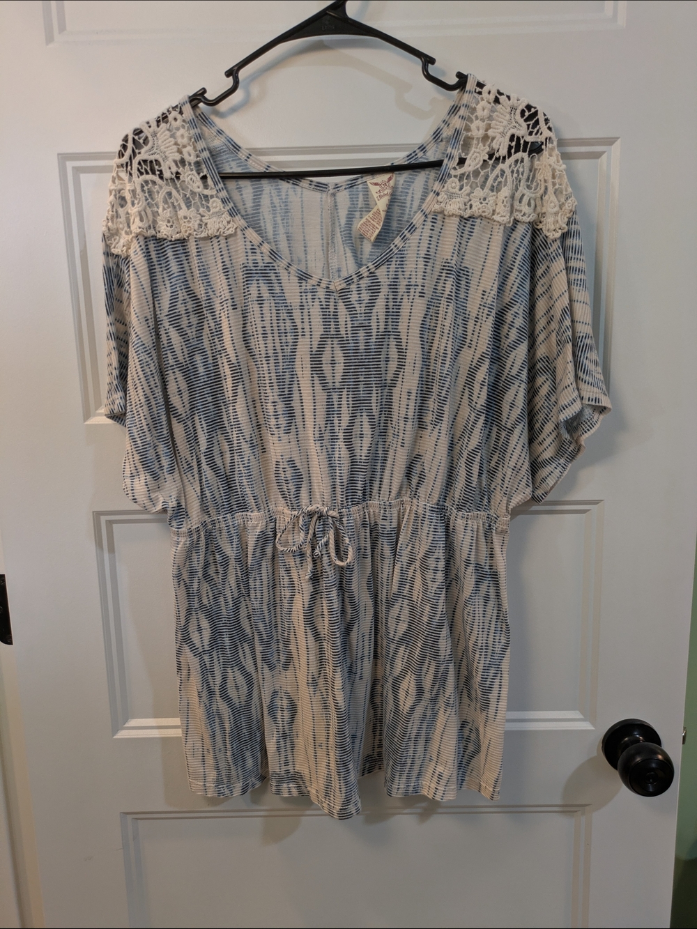 🔴 3/$15 Faded Glory Blue and Cream Printed Scoop Neck Top